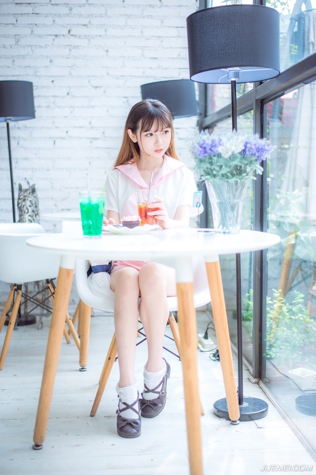 人，真是奇怪，没有外人来证明你，就往往看不出自己的价值。——三毛《撒哈拉的故事》